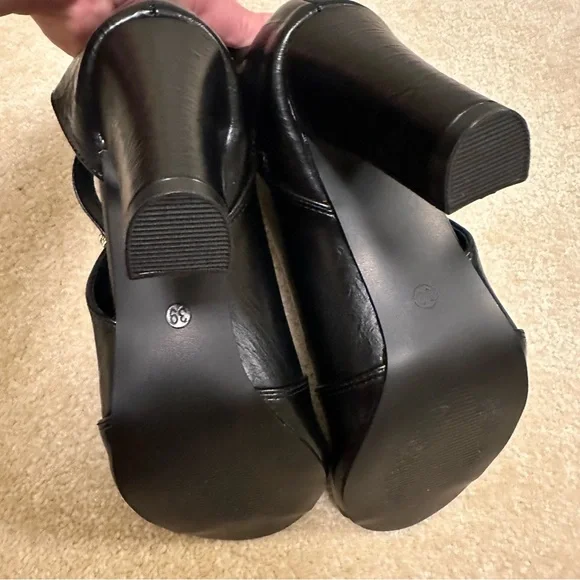 ⭐️ Black 8.5 Heeled Boots with Gold Chain Accent - Picture 8 of 9